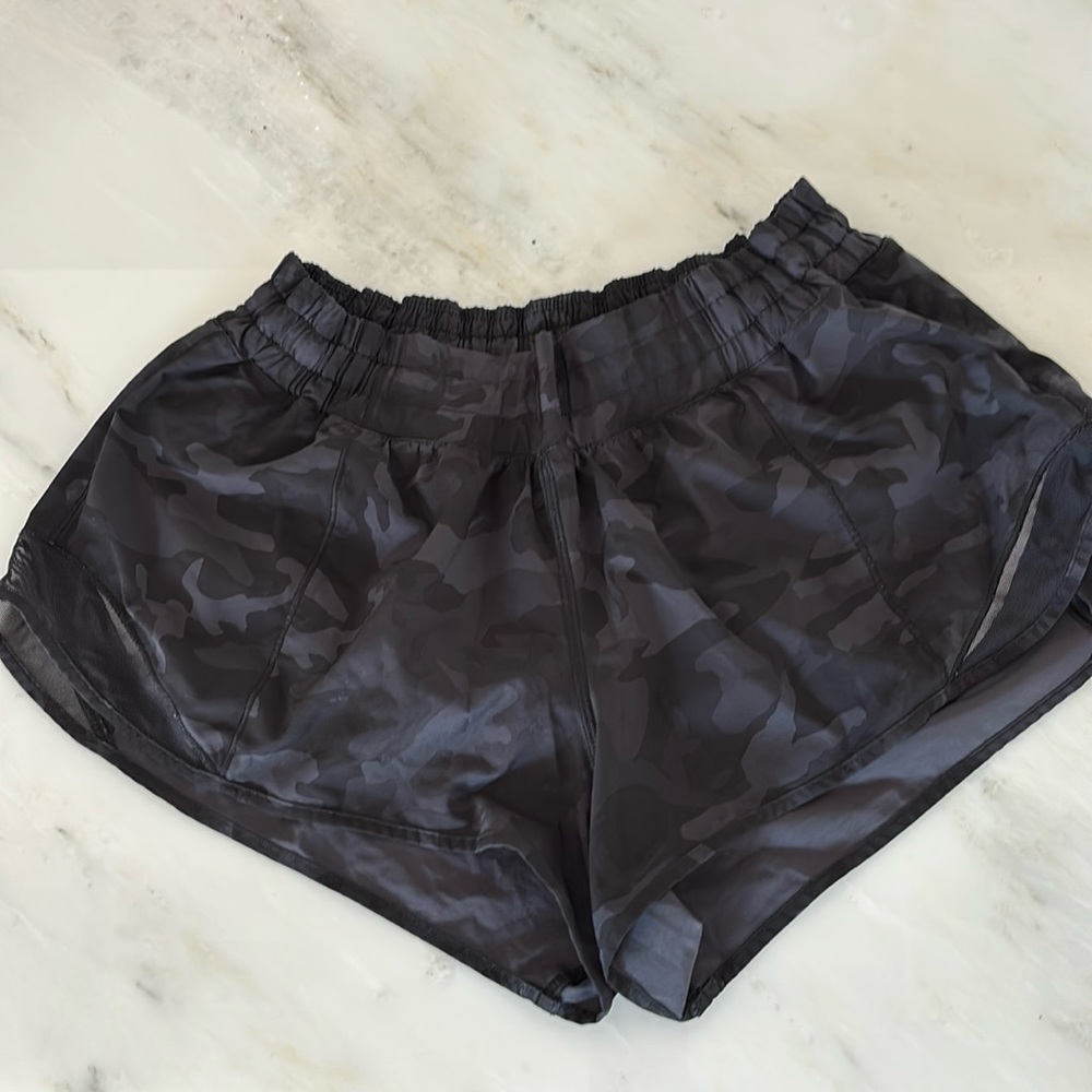 Women’s Lululemon shorts camo black 8 hotty hot